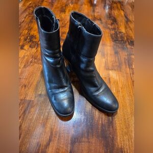 Apostrophe Womens Sz 9M Jasmin Black Leather Flex Sole Side Zip Heeled Boot 9M